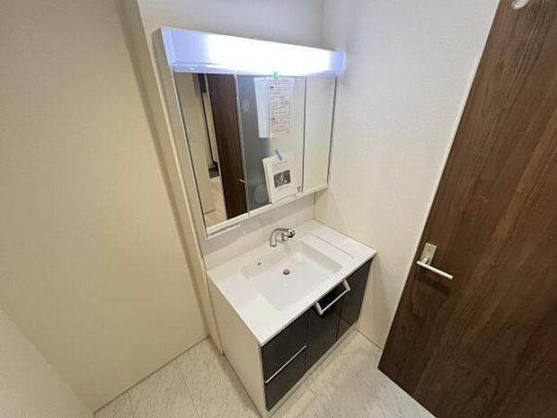 洗面化粧台です。朝の身支度から1日が始まります。