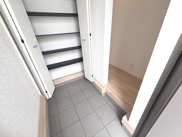 綺麗で明るい玄関でお客様をお迎えいただけます。