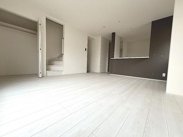 お食事中もキッチンと会話が楽しめるダイニングスペース。