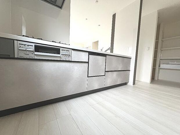 リビングが見渡せ、料理中も会話が弾む対面式キッチンです。