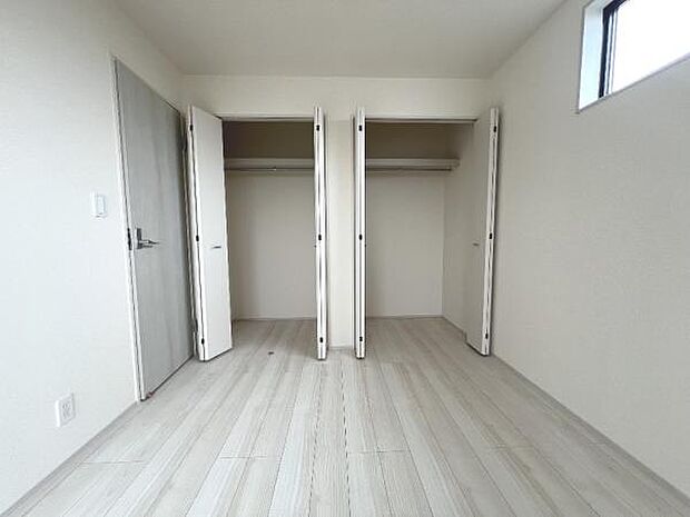 明るい広々とした主寝室でご家族ゆっくりお休みになれますね。