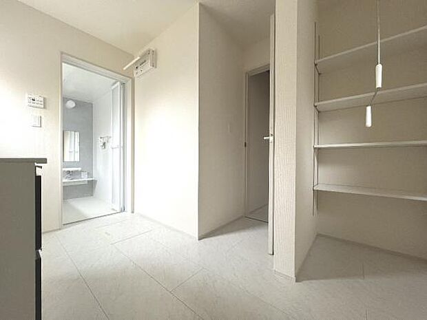 快適で清潔感がある脱衣スペースです。