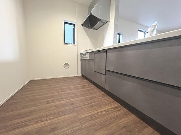 ご家族を見守りながら家事が捗る対面式キッチン。お料理をしながらご家族のサポートも可能です。