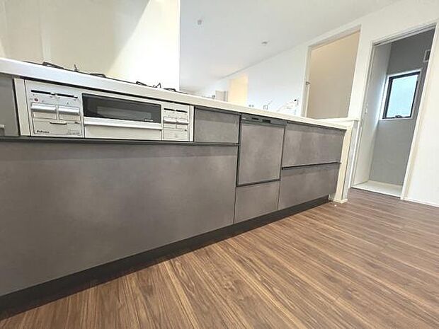 リビングが見渡せ、料理中も会話が弾む対面式キッチンです。