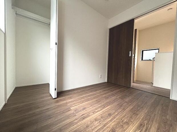 明るい広々とした主寝室でご家族ゆっくりお休みになれますね。