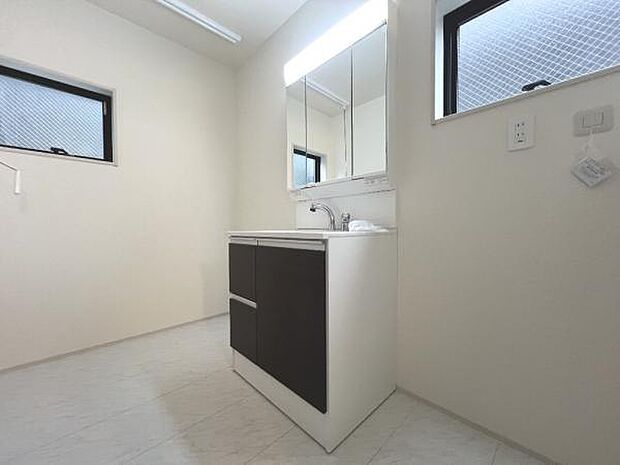 洗面化粧台です。朝の身支度から1日が始まります。