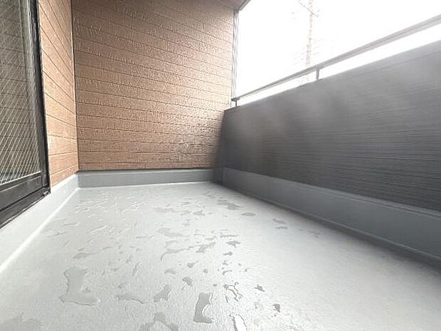 広々バルコニーで布団やレジャーシートなど大きな物も簡単に干すことができお洗濯も楽しくなりそうですね。