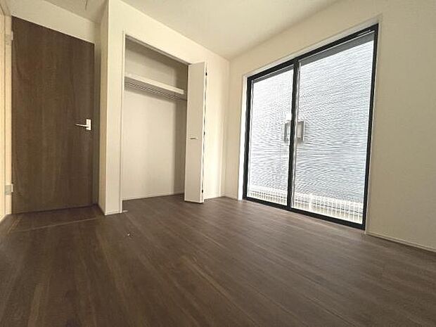 木の温もりが優しいフローリングの収納スペース付き洋室です。