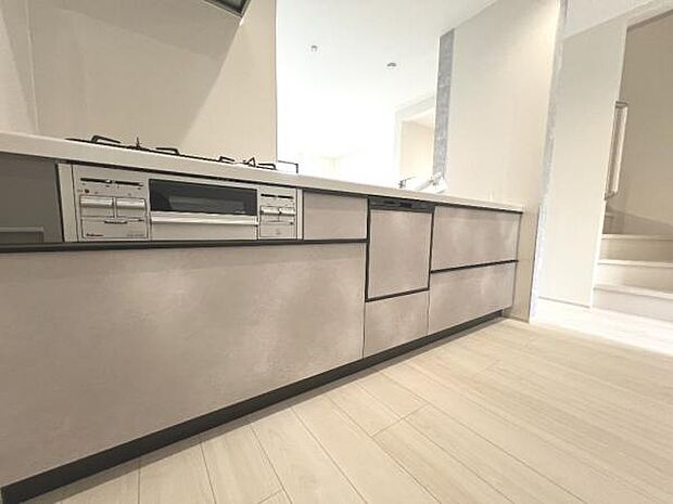 ご家族を見守りながら家事が捗る対面式キッチン。お料理をしながらご家族のサポートも可能です。