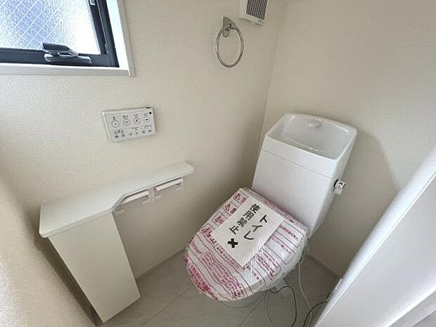 シャワー洗浄機能付のトイレは、清潔感が印象的な空間ですね。