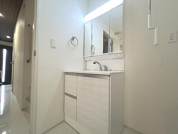 洗面化粧台です。朝の身支度から1日が始まります。