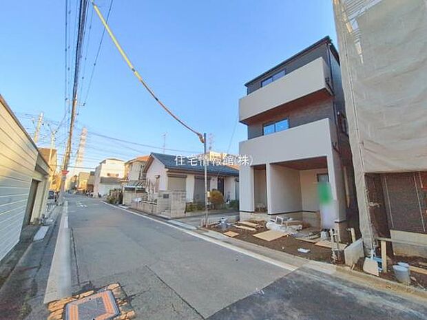 前面道路を含めた現地写真です。