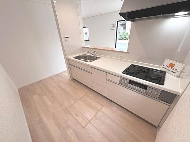 作業スペースが広く家事動線をゆったりと確保できるキッチンです。