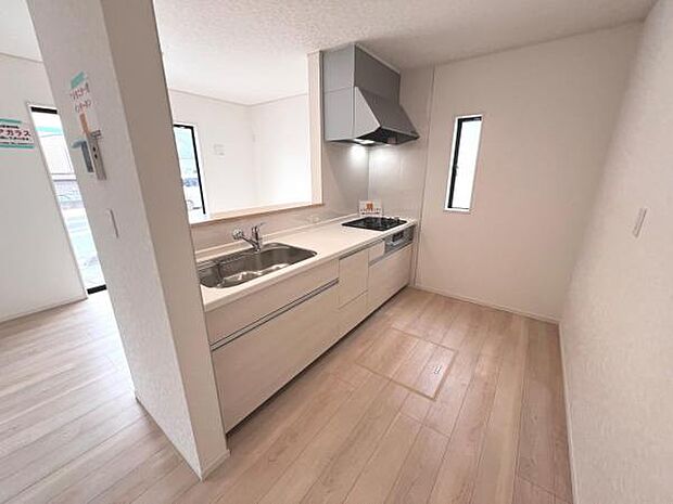 リビングが見渡せ、料理中も会話が弾む対面式キッチンです。