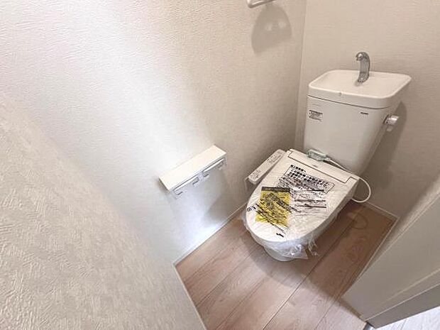 シャワー洗浄機能付のトイレは、清潔感が印象的な空間ですね。