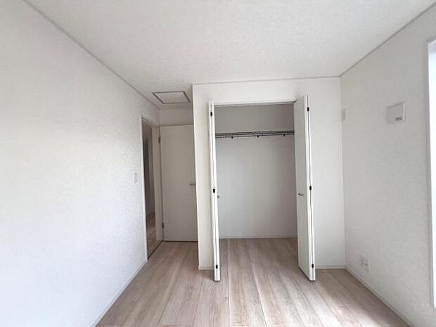 中の物を確認しやすく、取り出しやすい収納スペース。お部屋を広々とお使いいただけます。