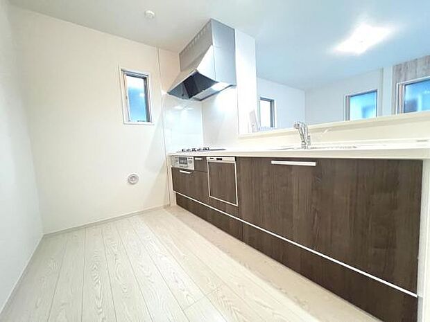 ご家族を見守りながら家事が捗る対面式キッチン。お料理をしながらご家族のサポートも可能です。