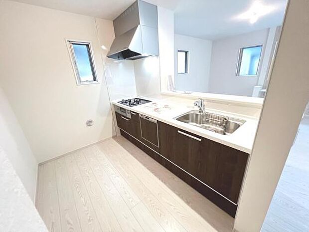 リビングが見渡せ、料理中も会話が弾む対面式キッチンです。