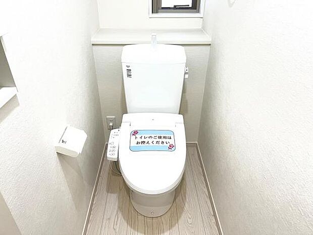シャワー洗浄機能付のトイレは、清潔感が印象的な空間ですね。