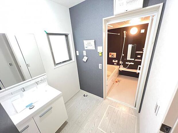 洗面化粧台です。朝の身支度から1日が始まります。