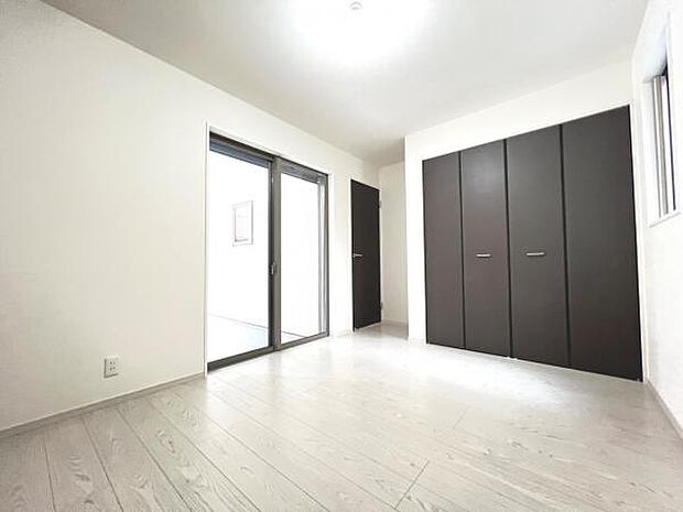 洋室は、風通しが良く明るく快適な空間です。ゆったりと読書など、趣味にも没頭できプライベート時間もお寛ぎ頂けそうです。