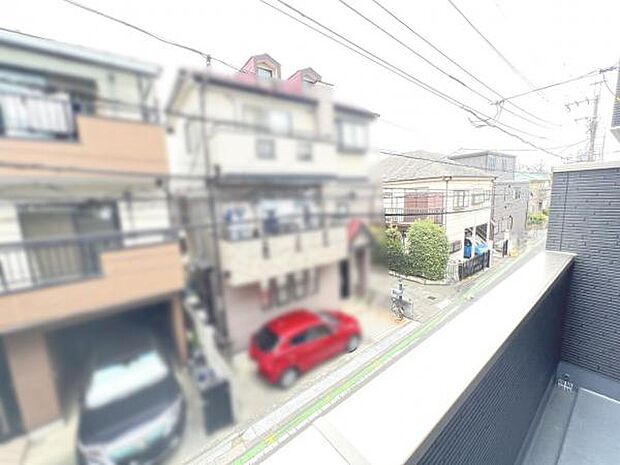 バルコニーからの眺望です。明るい陽射しを浴びながらゆったりと過ごすのも良いですね。