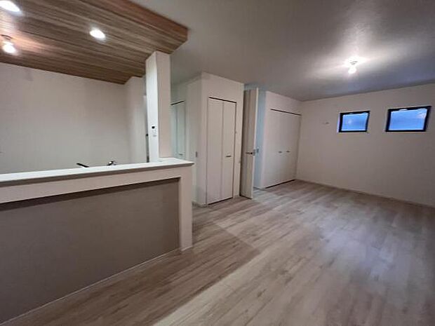 お食事中もキッチンと会話が楽しめるダイニングスペーゆったりとした開放的なダイニングキッチンスペースで