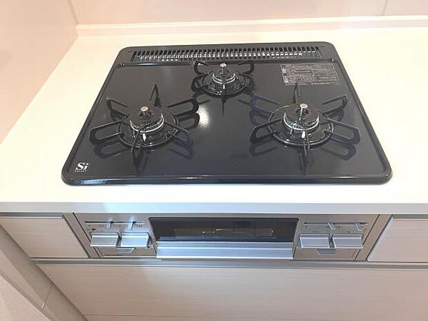 作業スペースが広く家事動線をゆったりと確保できるキッチンです。