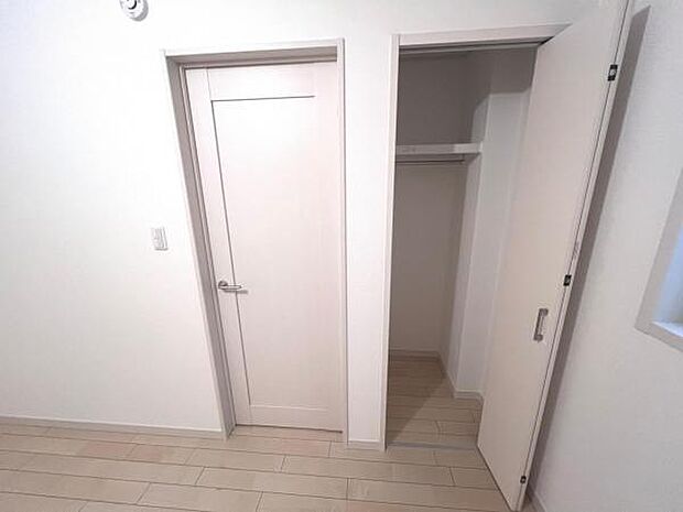 いつでもお部屋をスッキリお使い頂ける収納スペースを設置。