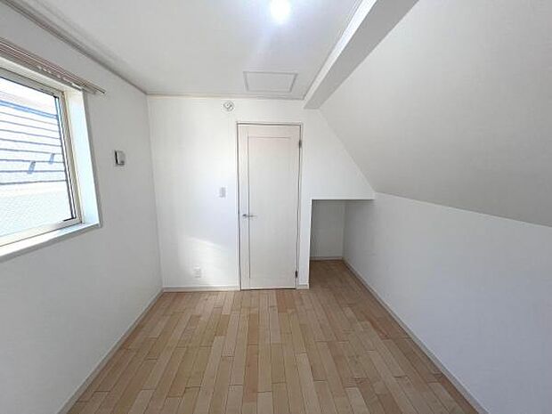 明るい広々とした主寝室でご家族ゆっくりお休みになれますね。