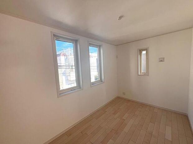 2面採光の明るい洋室です。