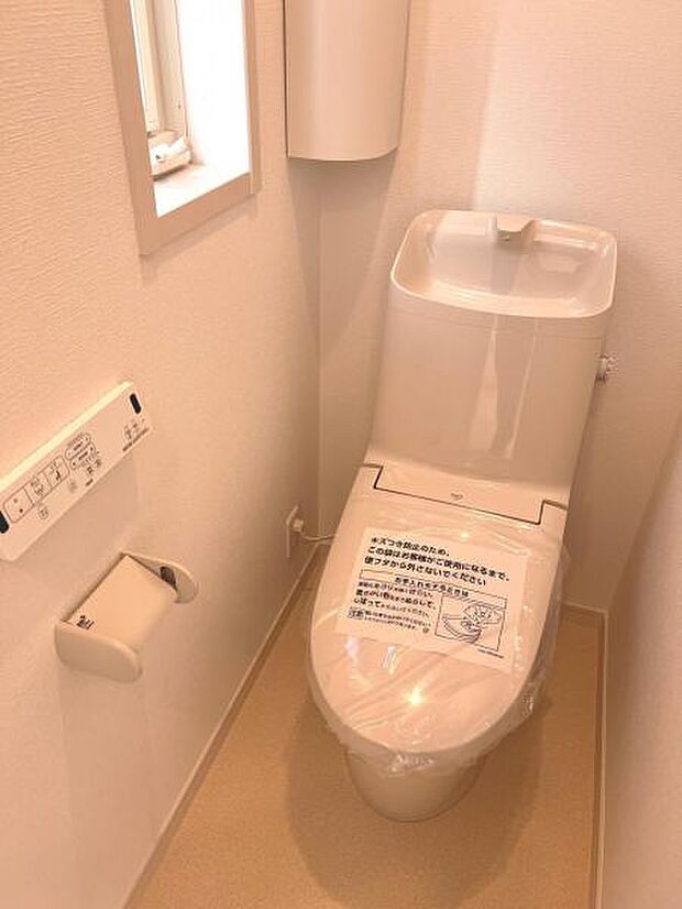 シャワー洗浄機能付のトイレは、清潔感が印象的な空間ですね。