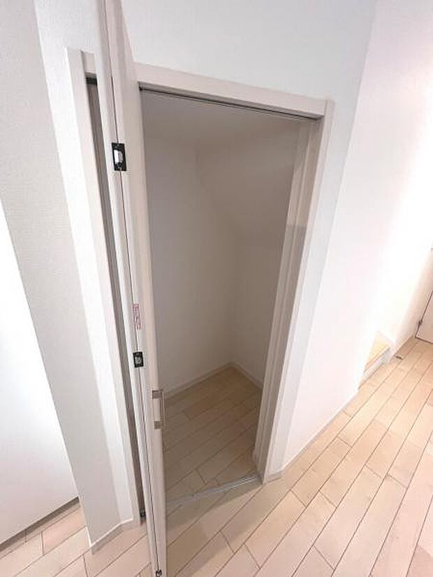 いつでもお部屋をスッキリお使い頂ける収納スペースを設置。