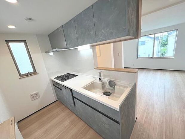 リビングが見渡せ、料理中も会話が弾む対面式キッチンです。