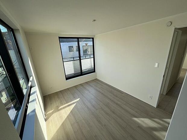 木の温もりが優しいフローリングの収納スペース付き洋室です。