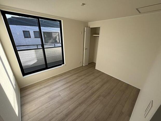 洋室は、風通しが良く明るく快適な空間です。ゆったりと読書など、趣味にも没頭できプライベート時間もお寛ぎ頂けそうです。