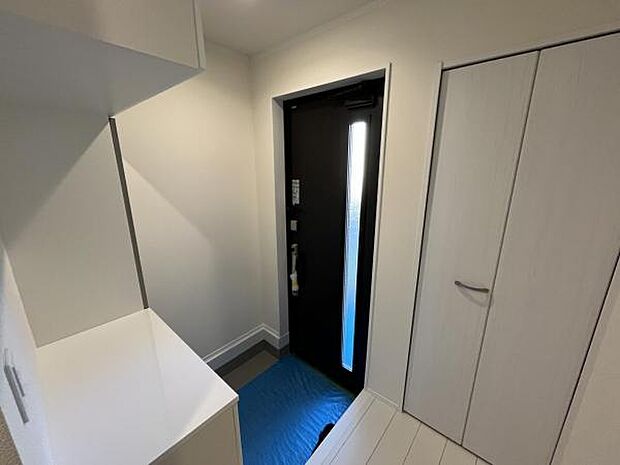 綺麗で明るい玄関でお客様をお迎えいただけます。