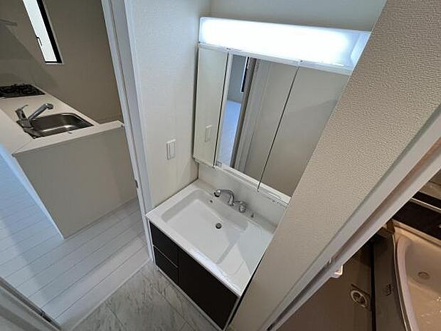 洗面化粧台です。朝の身支度から1日が始まります。