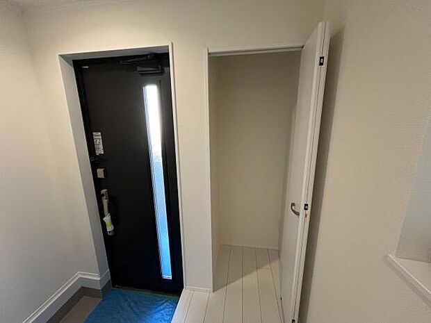 いつでもお部屋をスッキリお使い頂ける収納スペースを設置。