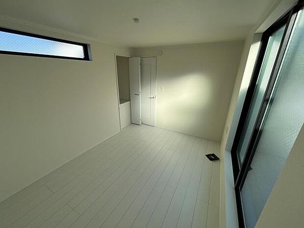 洋室は、風通しが良く明るく快適な空間です。ゆったりと読書など、趣味にも没頭できプライベート時間もお寛ぎ頂けそうです。