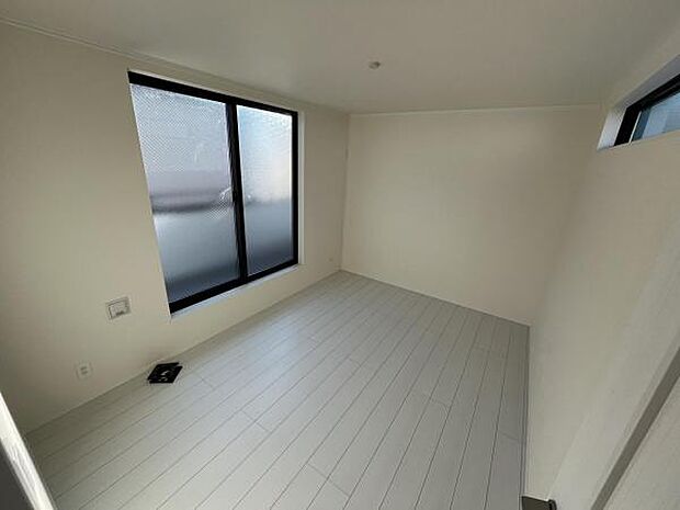 2面採光を確保した室内は、明るく風通しも良く、大変居心地の良い空間となっております。