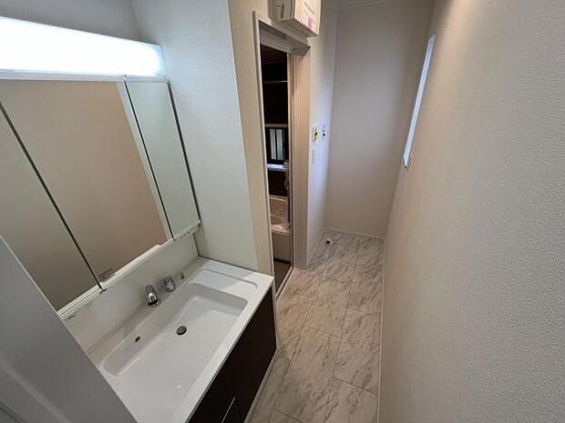 脱衣所は小さなお子様がいるご家庭にも重宝されます。