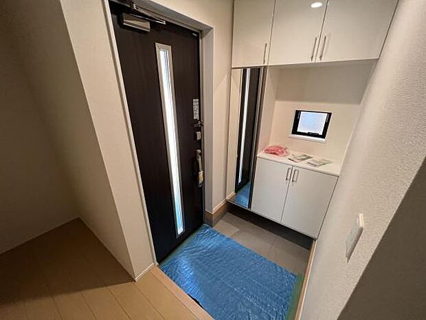 綺麗で明るい玄関でお客様をお迎えいただけます。