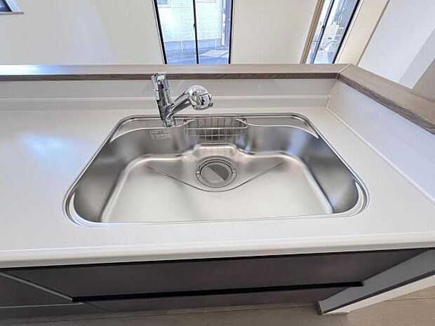 作業スペースが広く家事動線をゆったりと確保できるキッチンです。