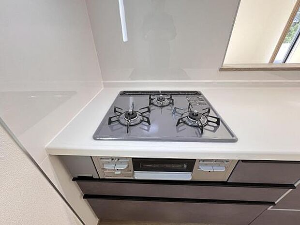 作業スペースが広く家事動線をゆったりと確保できるキッチンです。