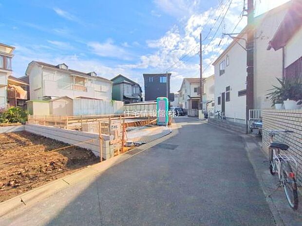 前面道路を含めた現地写真です。