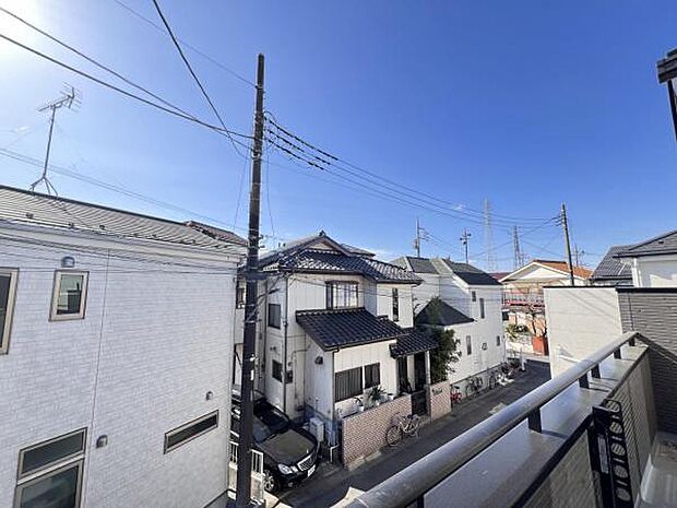 バルコニーからの眺望です。明るい陽射しを浴びながらゆったりと過ごすのも良いですね。