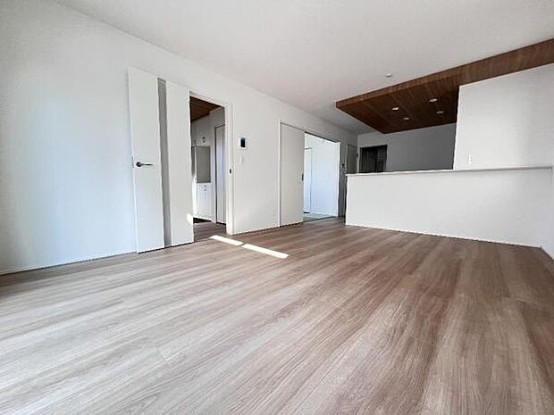 お食事中もキッチンと会話が楽しめるダイニングスペース。