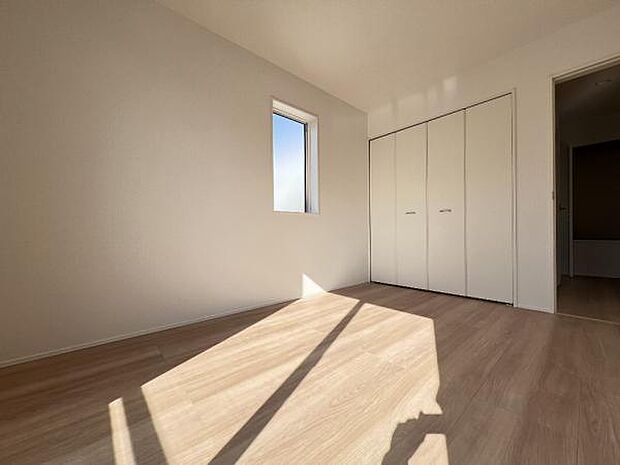 明るい広々とした主寝室でご家族ゆっくりお休みになれますね。