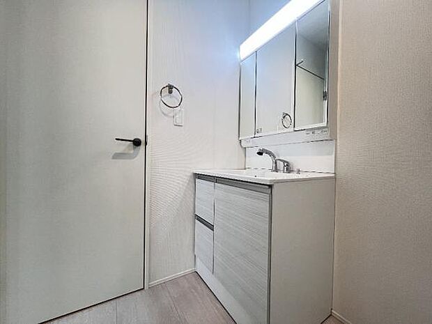 洗面化粧台です。朝の身支度から1日が始まります。